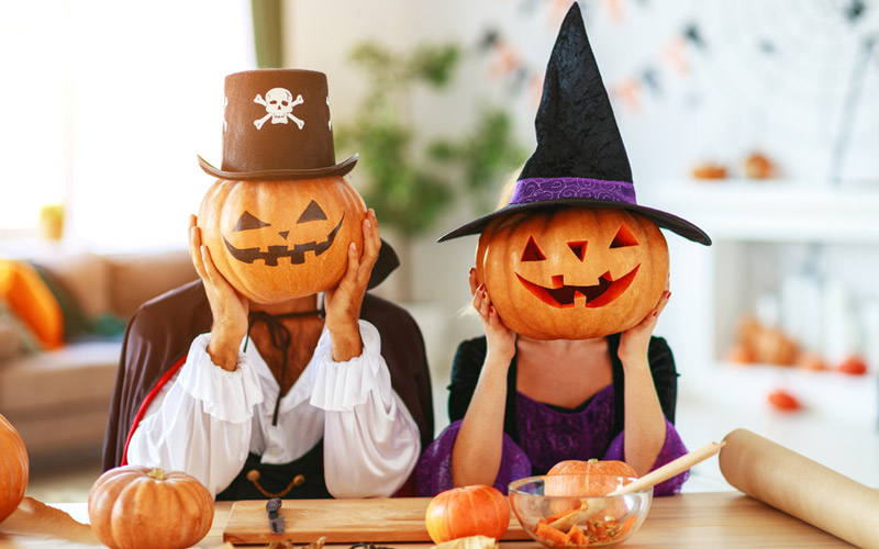 ハロウィンの歴史や起源とは？ 仮装・かぼちゃ・お菓子をもらう理由や