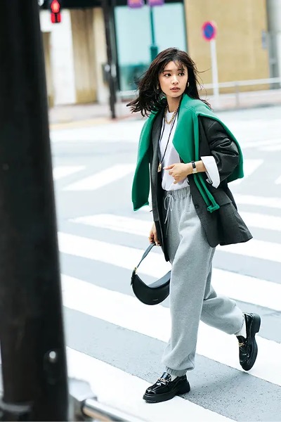 ジャケット×スエットパンツ×グリーンニット肩掛けコーデ全身