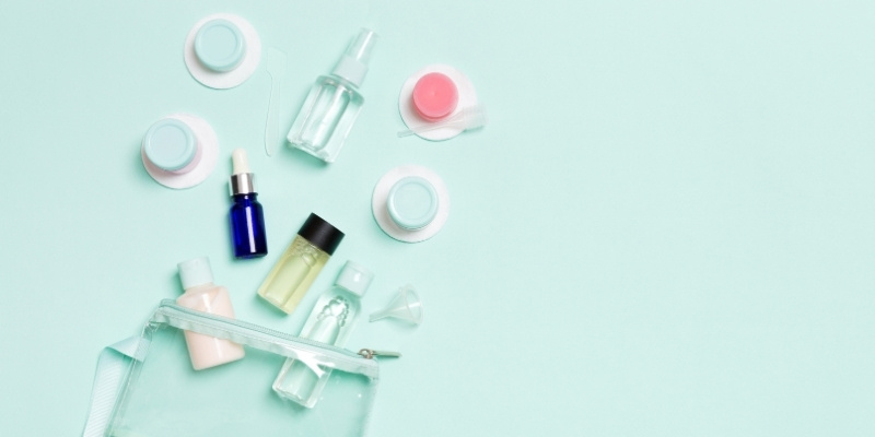 ポーチとミニスキンケアグッズの写真