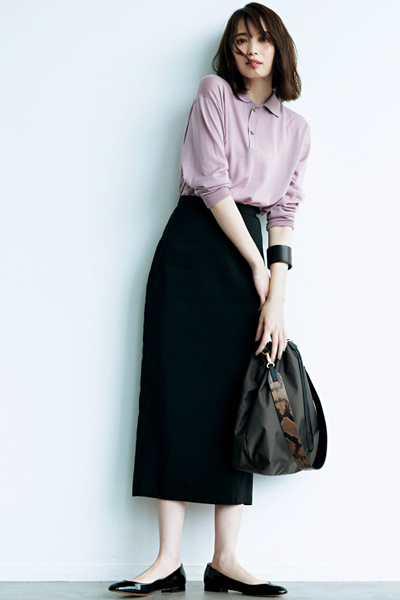 ピンクのニットポロシャツ×黒のロングタイトスカート