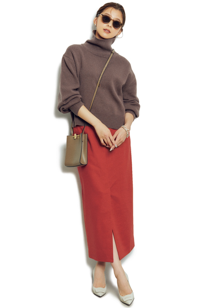 茶色セーター×赤ロングスカート