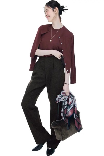 ブラウンニットアンサンブル×黒パンツコーデ全身