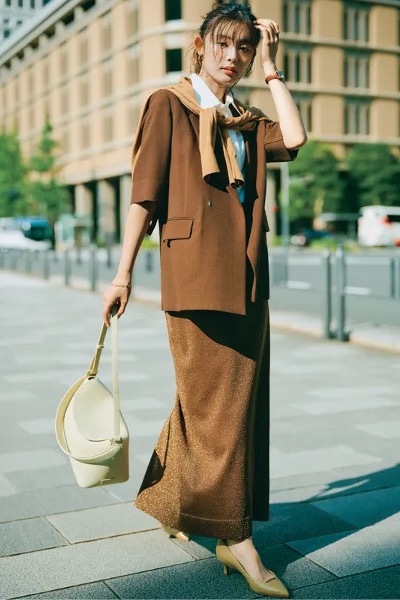 肩掛けしたベージュカーディガン×ジャケット×ブラウンラメシアーニットスカート