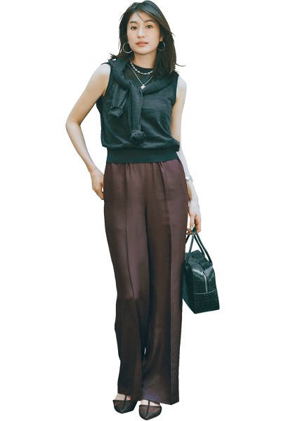 肩掛けした黒カーディガン×黒ニット×シルクパンツ