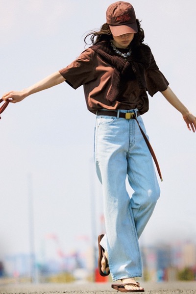 肩掛けしたブラウンカーディガン×ブラウンTシャツ×デニムパンツ