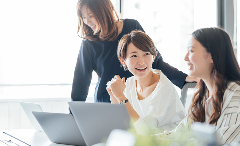 話をするビジネスウーマン