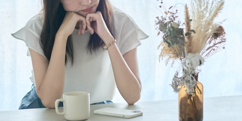 悩み考え込む若い女性の写真