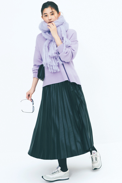 黒のエコレザースカート×紫のニット・ストールコーデ