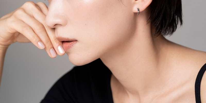 ショートカット女性のアップショット