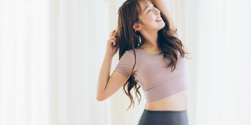 ウェアを着てストレッチをする女性の写真