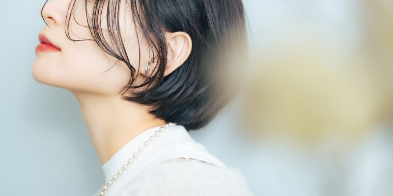 ショートカット女性の写真