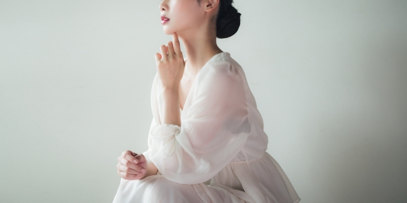 シアーシャツを着た女性の写真