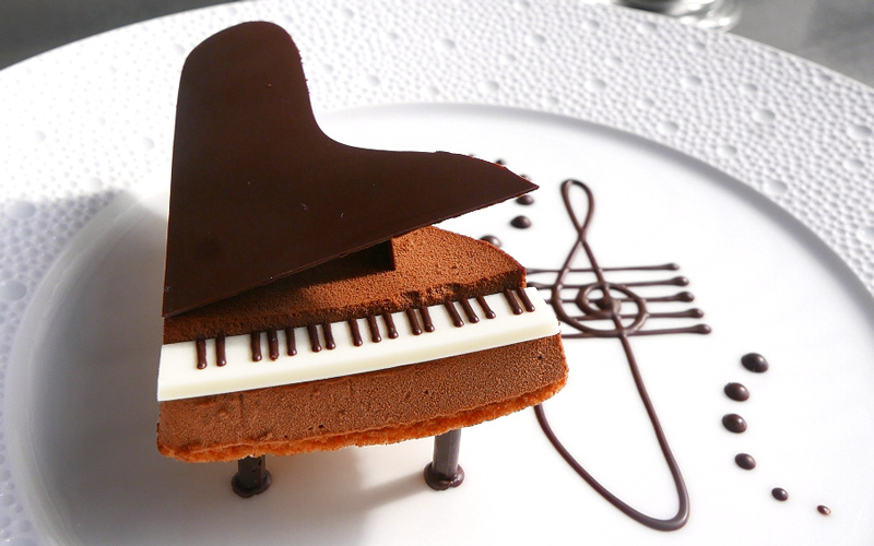 週2日しか食べられない美しく超レアなピアノ型ケーキが パレスホテル東京にあるって知ってる Oggi Jp Oggi Jp