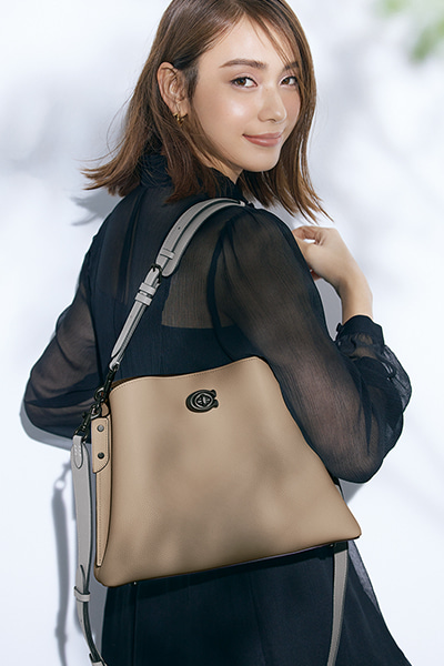 いつもハッピーな彼女は、今日も〝COACH〟のバッグと一緒でした