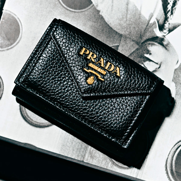 プラダ ゴールドロゴ付き黒のミニ財布