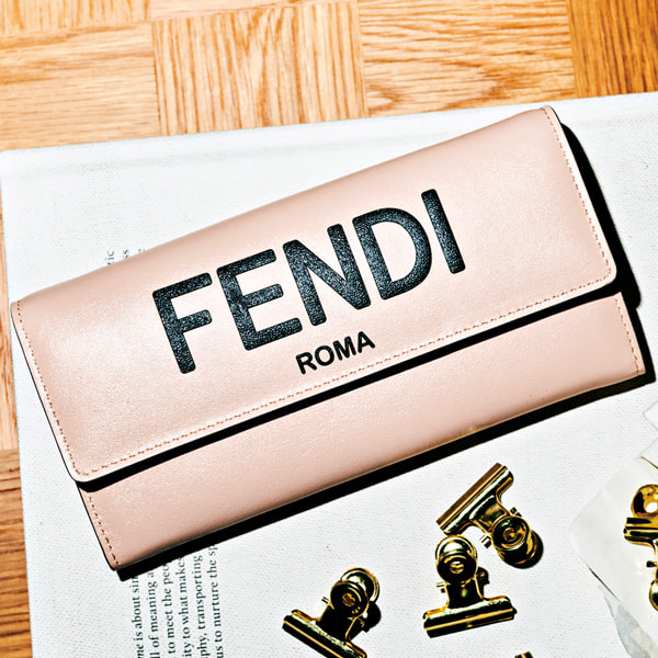 FENDIの大人かわいい長財布