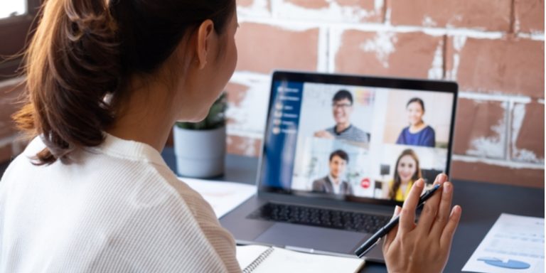 きちんと使えないと恥ずかしい!「仰る」の意味とは? 例文・類語・英語表現をご紹介 | Oggi.jp