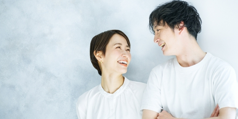上目づかいでほほ笑む女性の写真