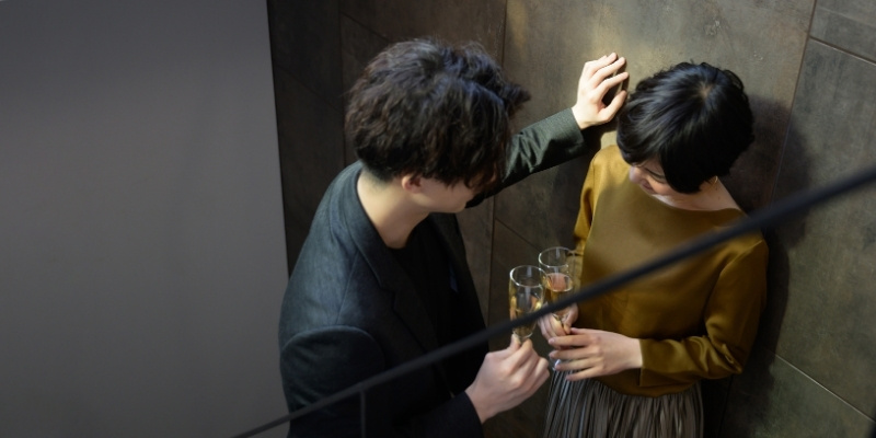 壁ドンして女性に迫る男性の写真