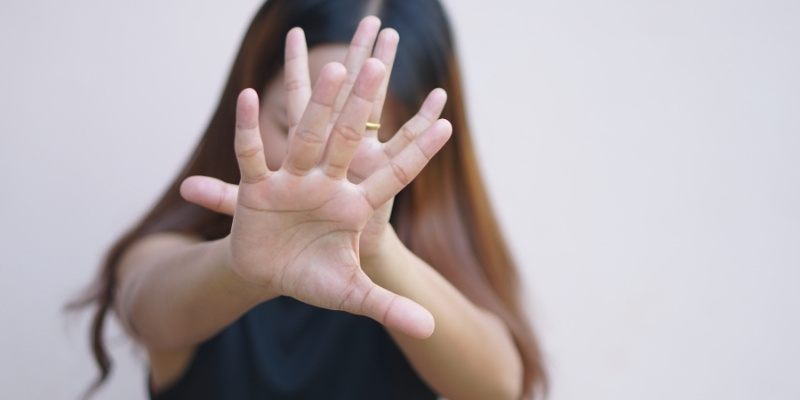 全力で拒否するポーズをとる女性の写真
