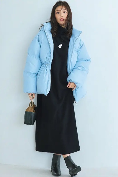 ブルーダウンジャケット×ニットワンピース