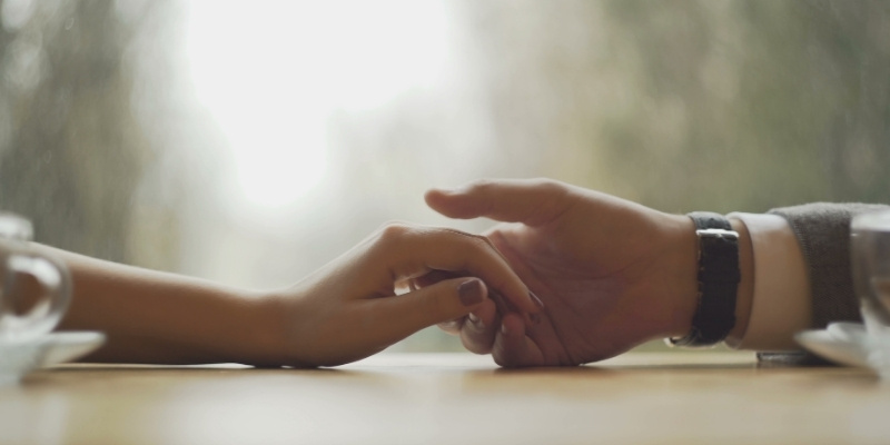 手を取りあう男女の写真