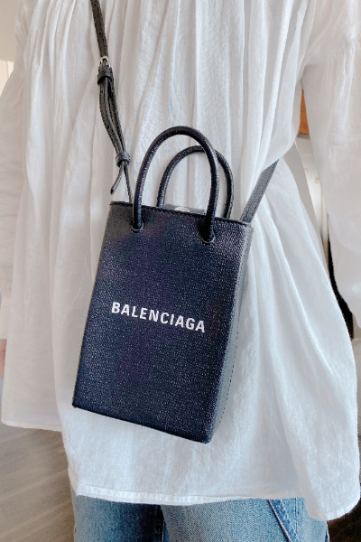 アクセサリー使いもできる！【BALENCIAGA】のショルダーバッグで行方