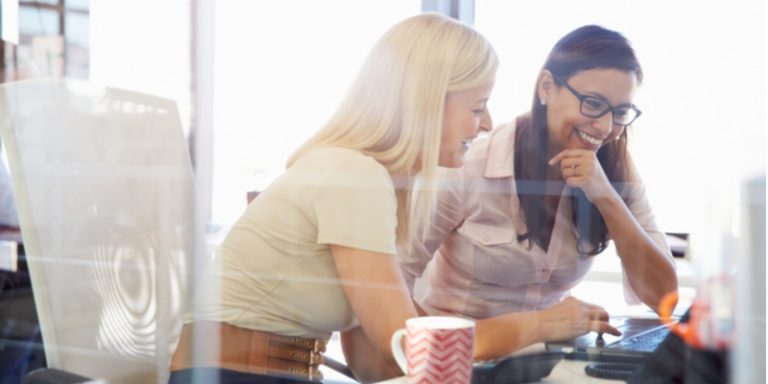 「労う」にはどんな風に声をかけたらいい? 正式な意味は? 使い方・類語・英語表現もご紹介 | Oggi.jp