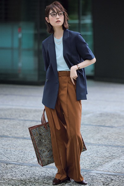 柄トートバッグ×ネイビージャケット×ブラウンパンツ