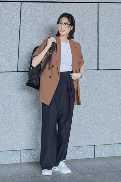 黒リュック×ブラウンジャケット×パンツ