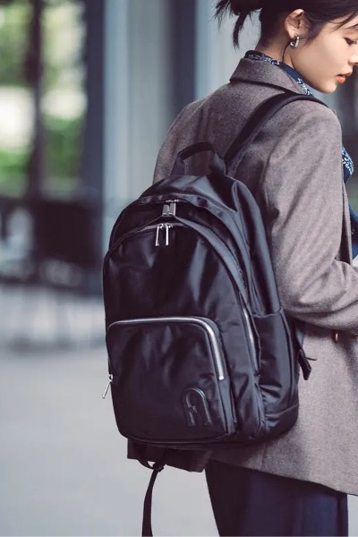 黒リュック×ジャケット×ネイビーパンツ