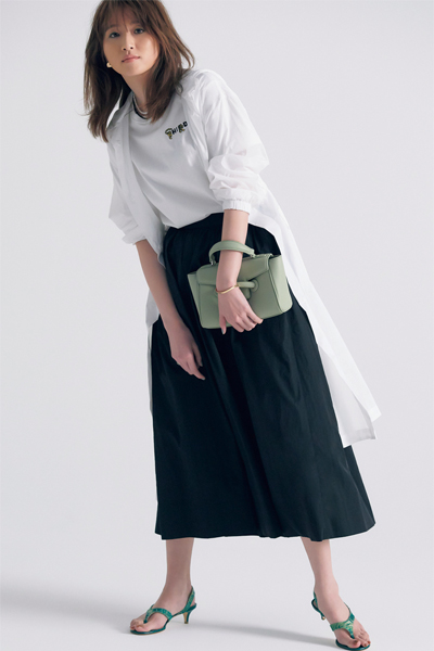緑トングサンダル×白Tシャツ×白コート×黒フレアスカート