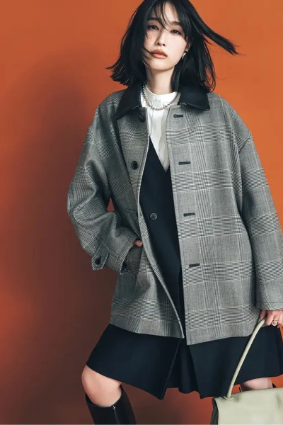 グレンチェックブルゾン×白ブラウス×黒オールインワン