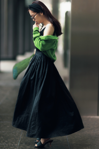 黒キャミソール×黒スカート×グリーンのカーディガンコーデ