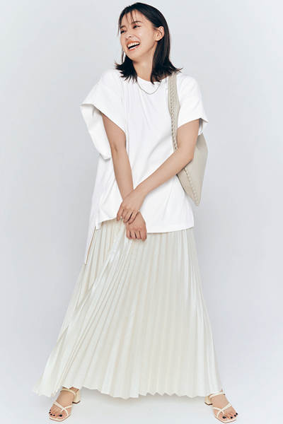 白Tシャツ×白ロングプリーツスカート