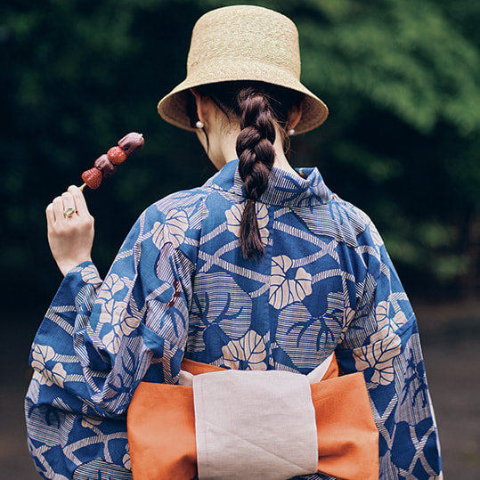 泉 里香が着こなす大人の浴衣… モダンな配色で洋服のように♡ | Oggi.jp