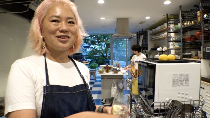 栗原はるみの娘で料理家の彼女が、髪をピンクにしている理由は… Oggi.jp