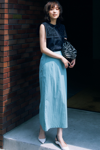 きれい色ロングタイトスカート×黒デコラ襟ブラウス