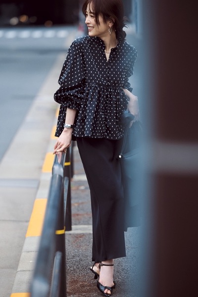 フレアブラウス×黒スカート