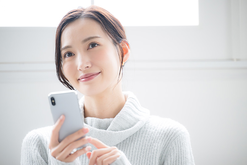 スマホを操作する女性