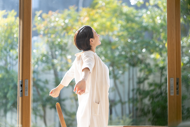 深呼吸をする女性