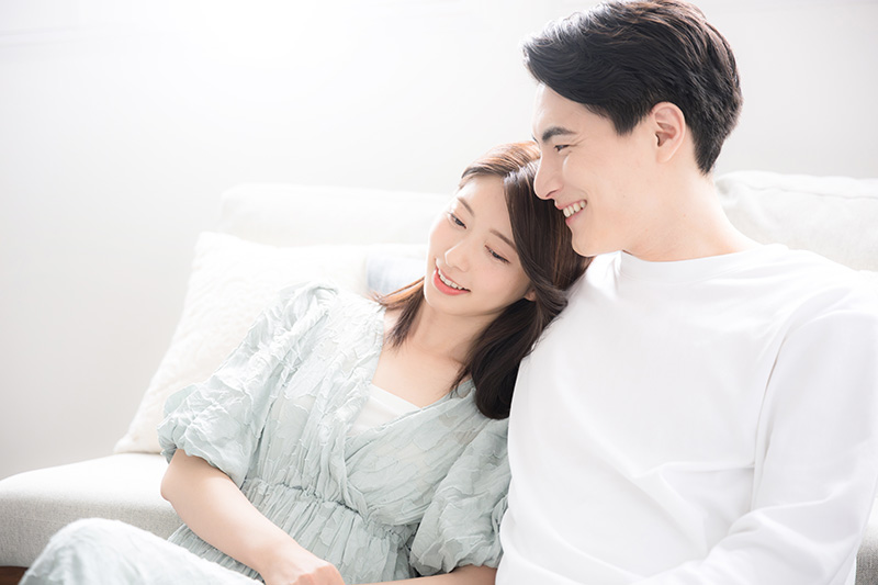 寄り添うカップル