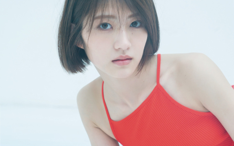 裏表紙カットも公開 若月佑美写真集 アンド チョコレート は3種のカバーで9月8日発売 Oggi Jp Oggi Jp