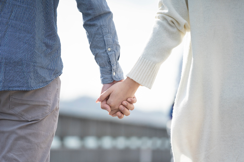【女性に聞いた】付き合ってない男性から手を握られたときの心理とは