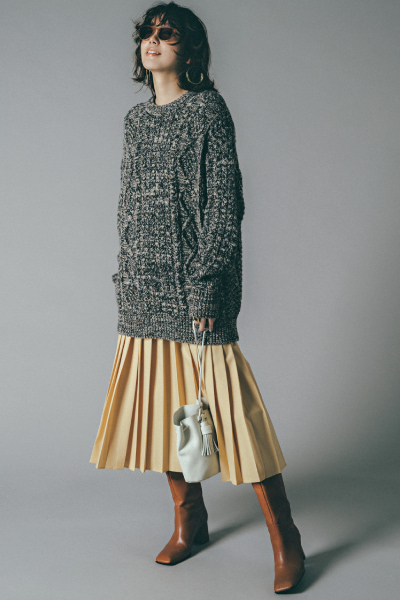 ミックスカラーのケーブル編みセーター×ベージュのプリーツスカートコーデ