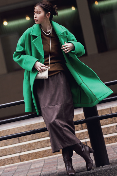 ブラウンタイトスカート×グリーンのミドル丈コート
