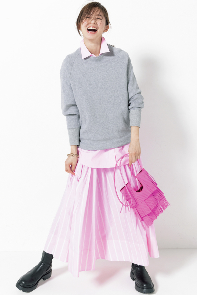 ピンクシャツ×グレースウェット×ピンクストライプスカート