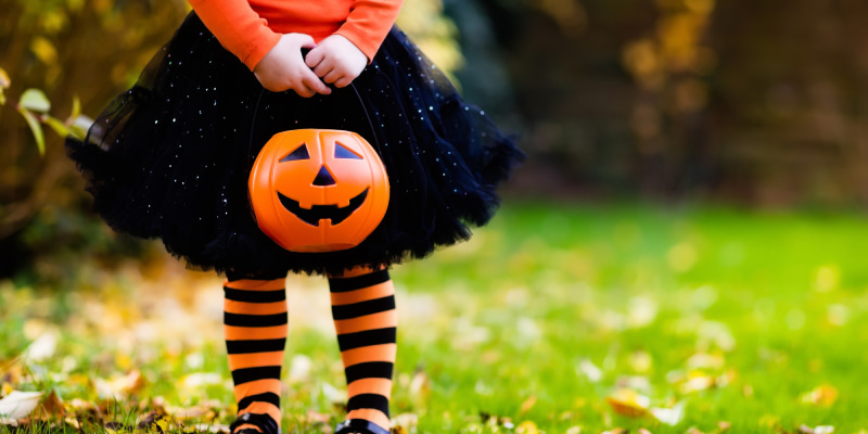 ハロウィンの仮装をした子供とかぼちゃ