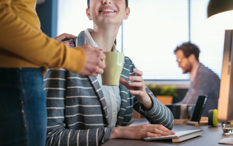 「気配り」ができる人の特徴とは? その意味や言い換え表現、気配り上手になる方法を紹介 | Oggi.jp