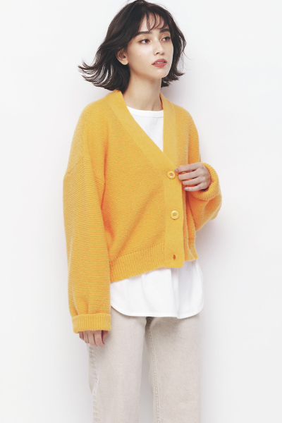 オレンジVネックセーター×白Tシャツ×オフ白デニム